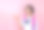 快乐美丽年轻的亚洲女孩背包在学生制服，粉红色的背景。素材图片