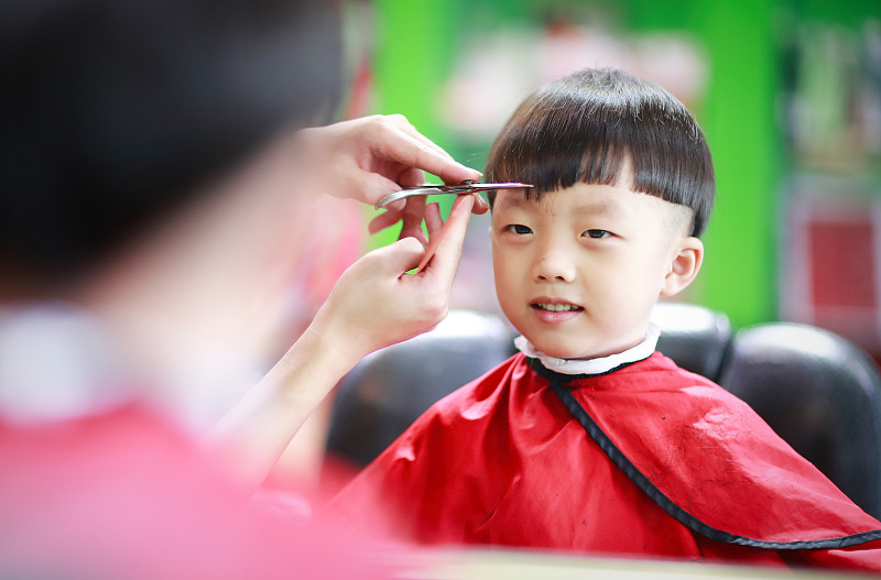 可爱的小男孩在剪头发图片素材