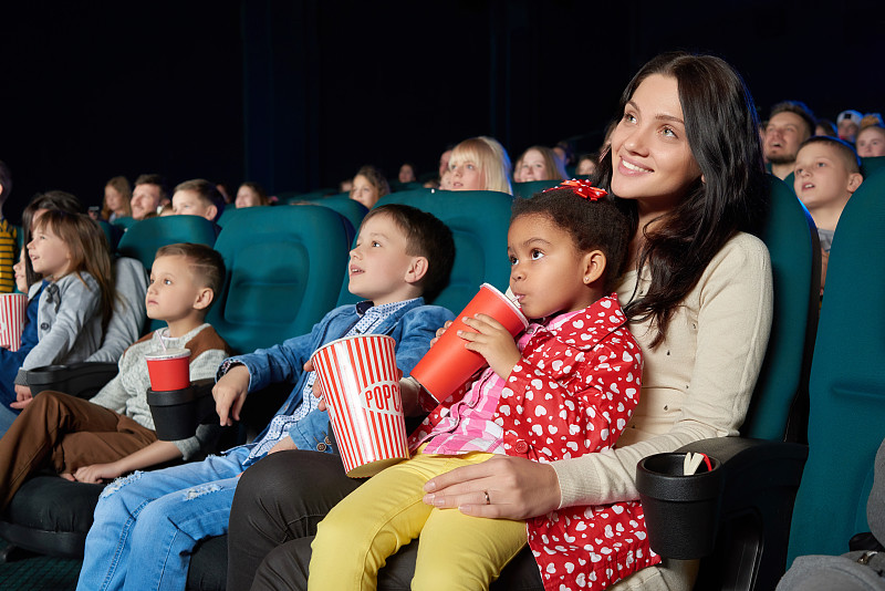 孩子们和父母一起在电影院看电影图片下载
