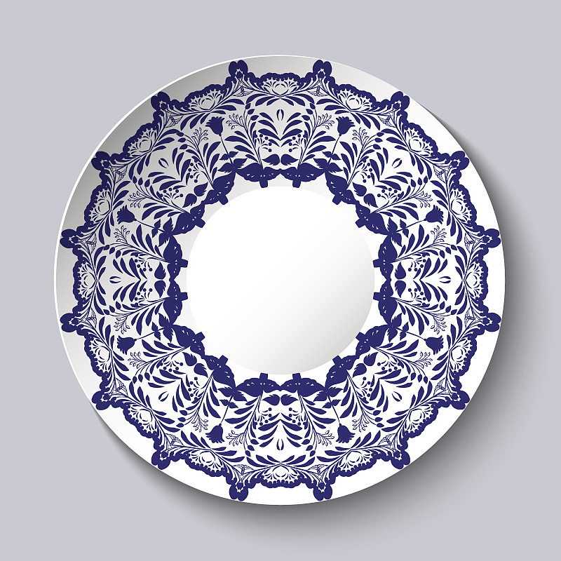 带有蓝色花卉图案的装饰性陶瓷盘。图片下载